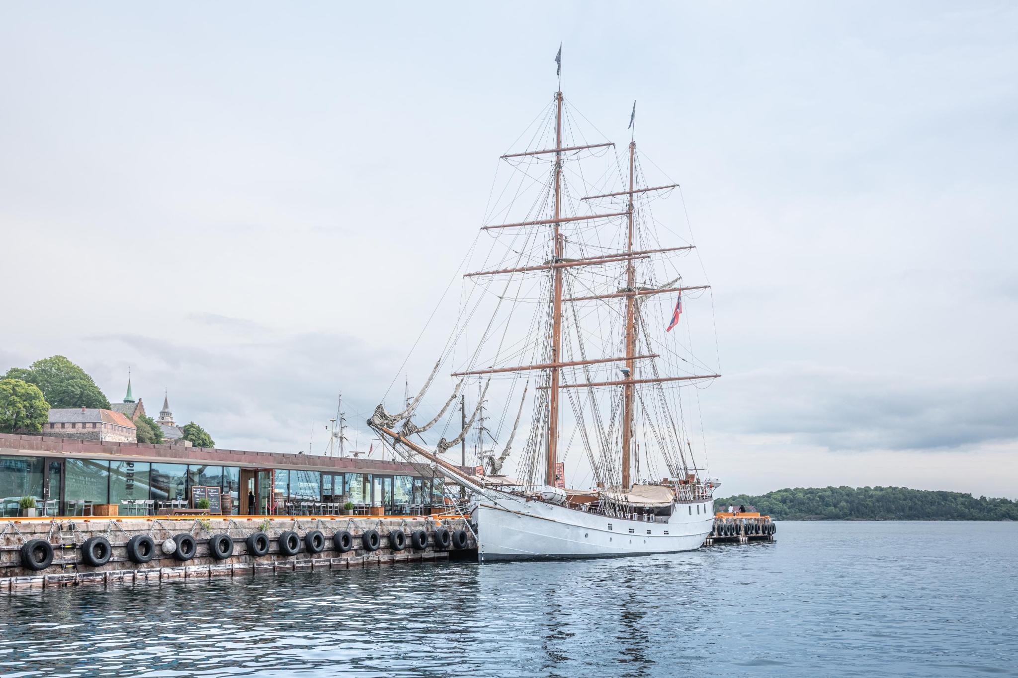 Foto Food Event in Münster – Präsentationsbild von einem weißen Schiff im Wasser am Anlegerplatz.